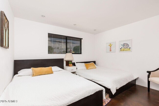 Building Photo - 5002 N 38th Pl