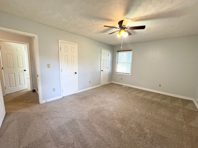 Building Photo - 102 Hunters Trail W