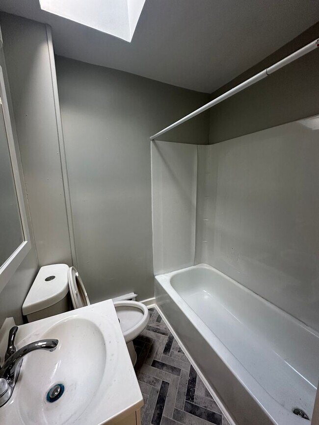 Building Photo - Fully renovated 3 Bed townhome