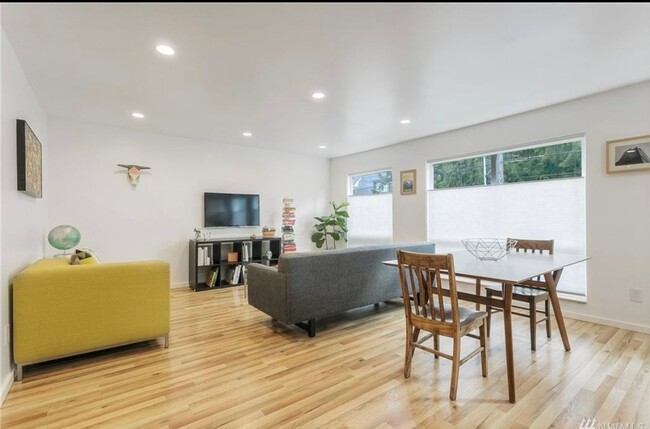 Building Photo - Stunning N. Capitol Hill Condo: Modern Lux...