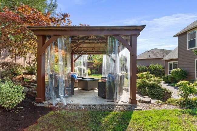 Building Photo - Stunning Large Home with 3 primary bedrooms + Tons of Amenities, Amazing Backyard !