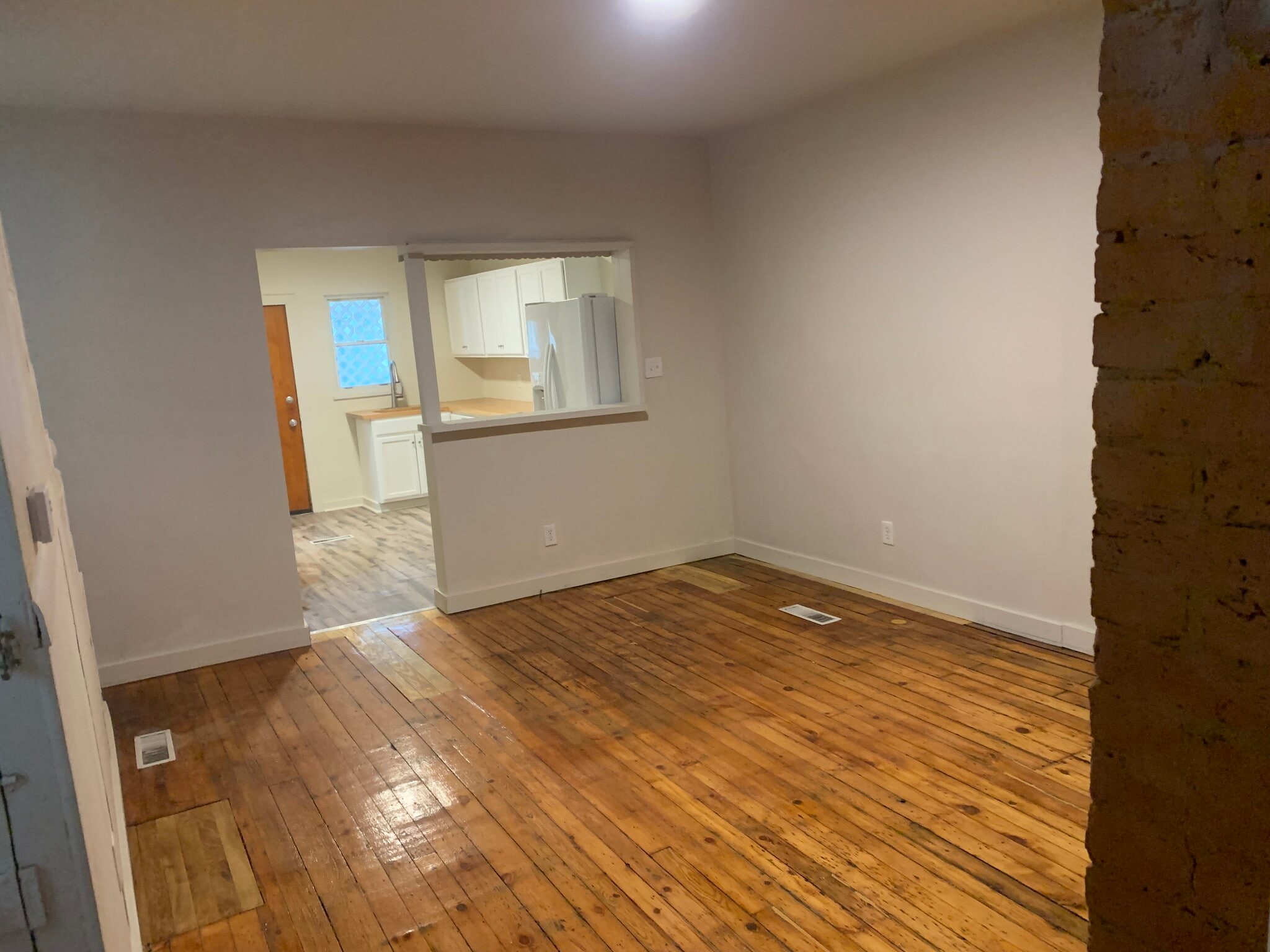 Building Photo - 318 W 8th Ave