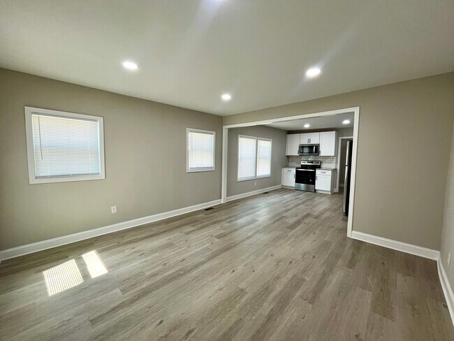 Building Photo - 812 Evening Shade Ln