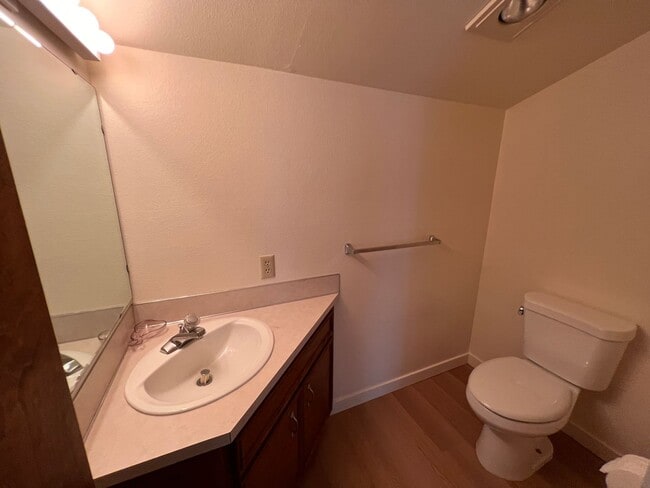 Building Photo - 2 bed 1.5 bath Eugene townhome