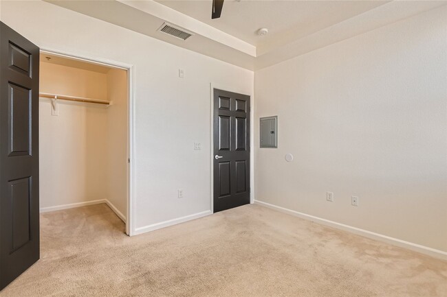 Building Photo - 2 Bedroom Mid-Rise Condo at PARK AVENUE!