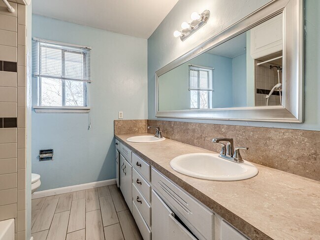 Building Photo - Updated in NE OKC for rent! Minutes to Broadway Extension/235 and Downtown!