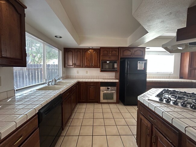 Building Photo - 5055 Pearblossom Dr