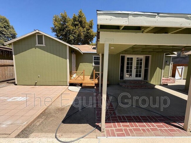Building Photo - 1085 E Academy Ave