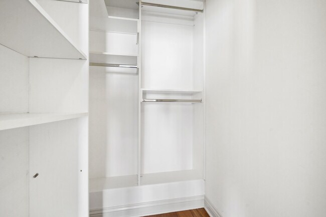 Building Photo - 985 N Michillinda Ave