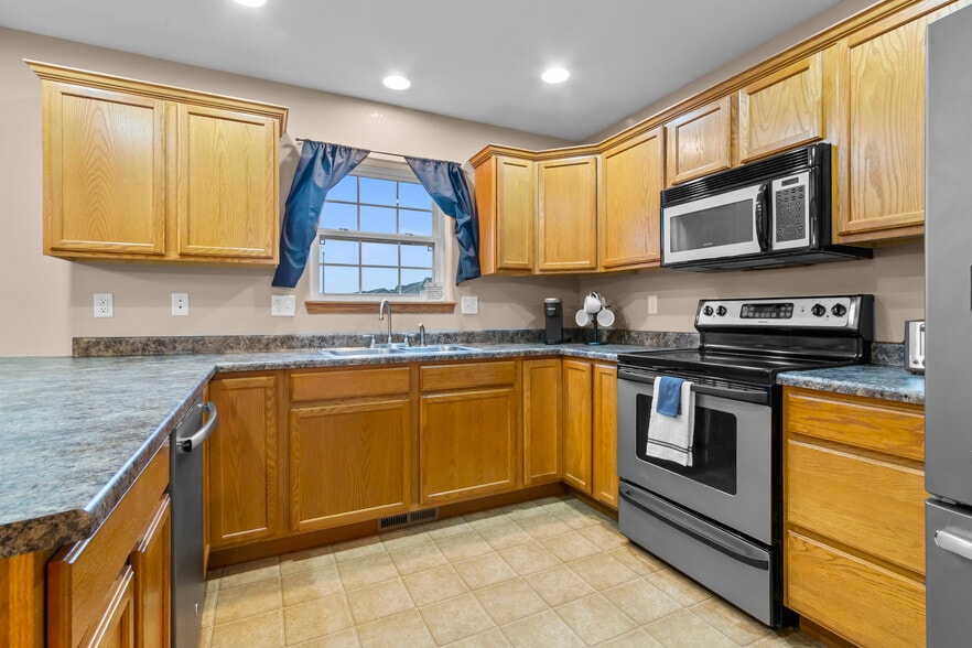 Full kitchen. - 115 Alydar Dr