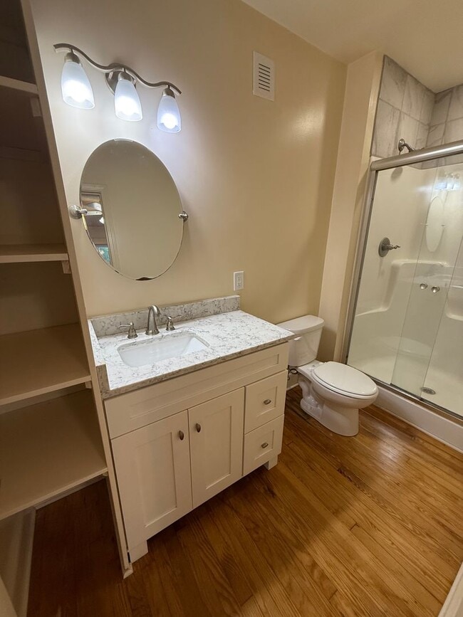 Building Photo - Beautiful 3 Bedroom Apartment