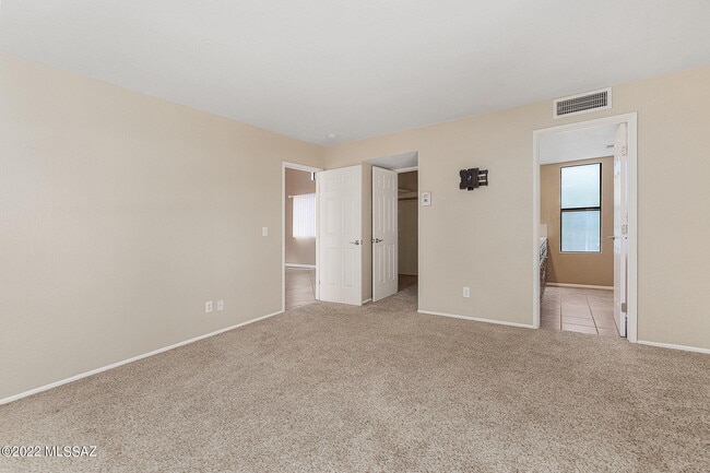 Building Photo - 5051 N Sabino Canyon Rd