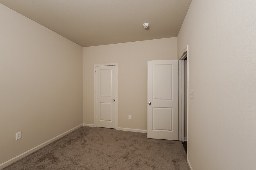 Building Photo - 425 Clover Cir