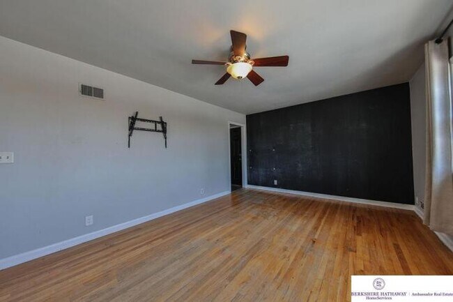 Building Photo - 3 bedroom in Omaha NE 68114