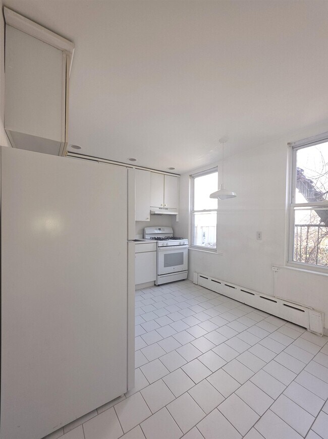 Building Photo - 10 66th St