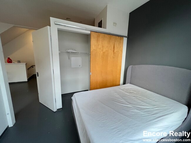 Building Photo - 160 E Berkeley St