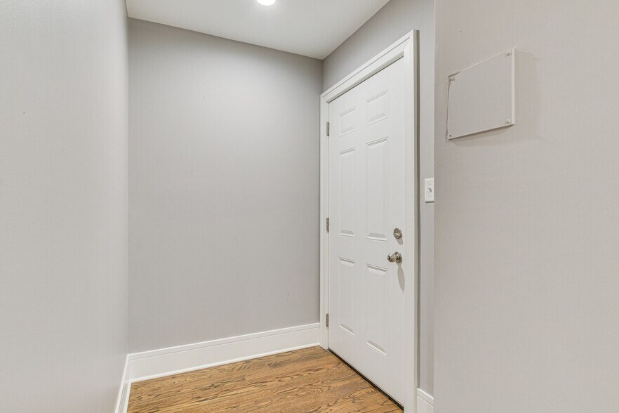 Building Photo - 2148 W Chicago Ave