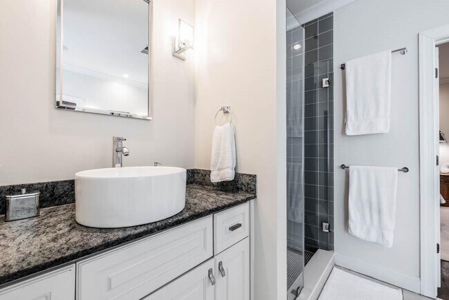 Building Photo - 470 Hamilton St SE