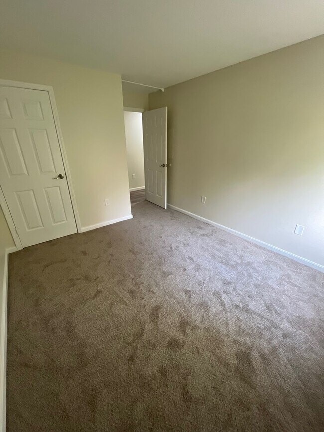 Building Photo - $750 Security Deposit & First Month's Rent!