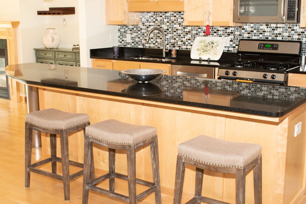 Granite top Center Island - 317 Groveland Ave