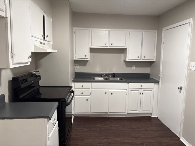 Building Photo - Very Nice Home in Raleigh - Open To Section 8