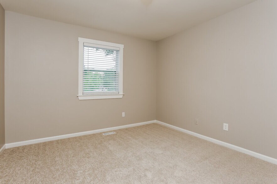 Building Photo - 2661 Deerfield Cir