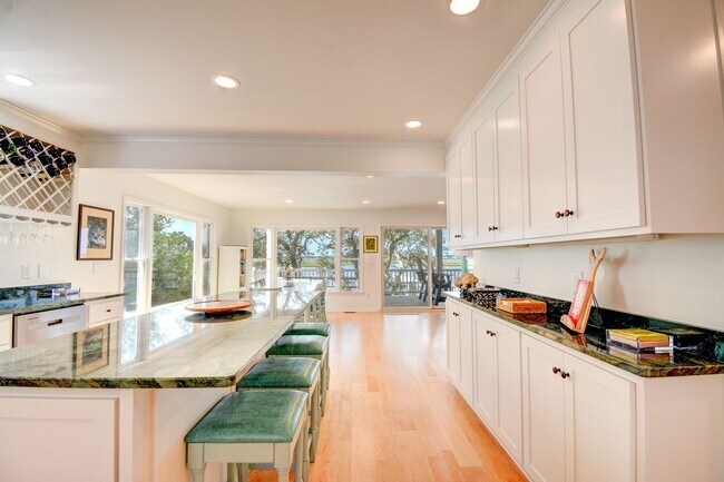 Building Photo - Seasonal Rental: Total Relaxation with Sou...