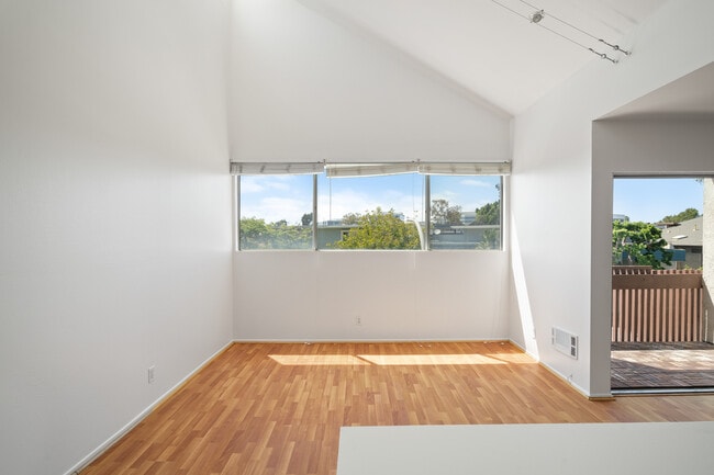 Building Photo - 5900 Canterbury Dr