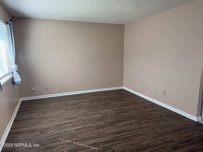Building Photo - 447 Newport Dr