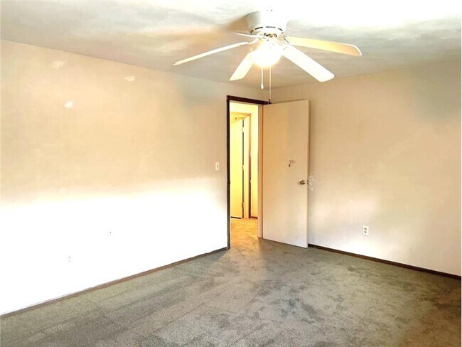 Building Photo - 980 N Overlook Dr