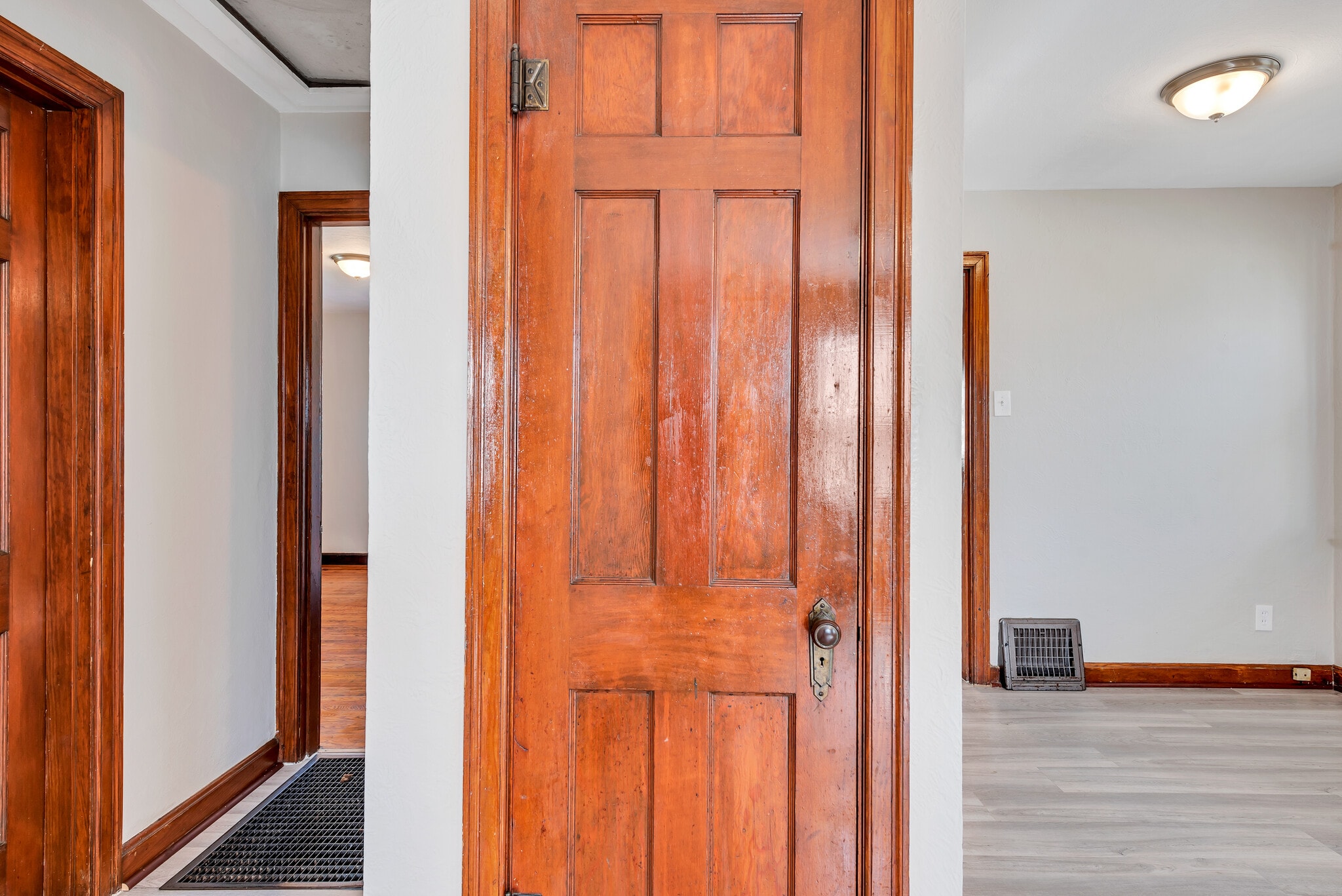 Building Photo - 7120 Roslyn Dr