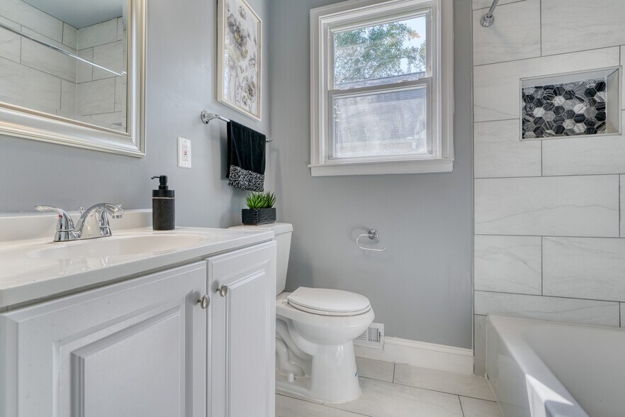 main level bathroom - 4505 38th St