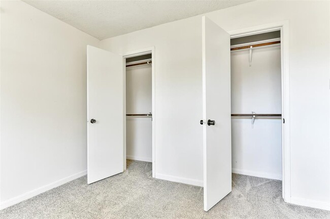 Building Photo - 3405 E Circle Dr