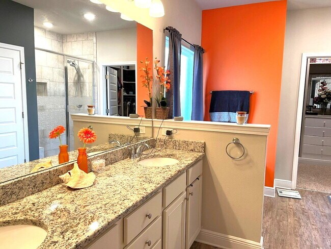 Building Photo - Beautiful 5 Bedroom Home with Pool in Holl...