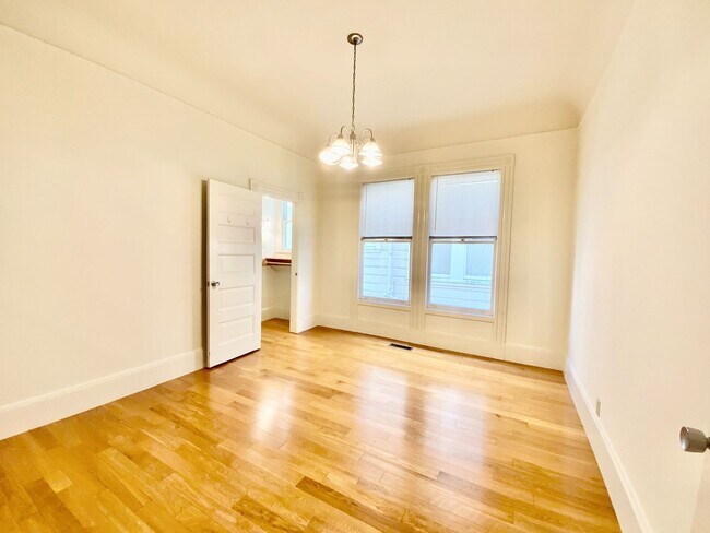 Building Photo - Full Floor Flat. PARKING! IN-UNIT LAUNDRY!...