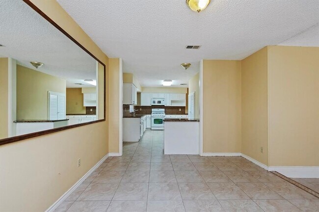 Building Photo - 2007 Highland Hills Dr