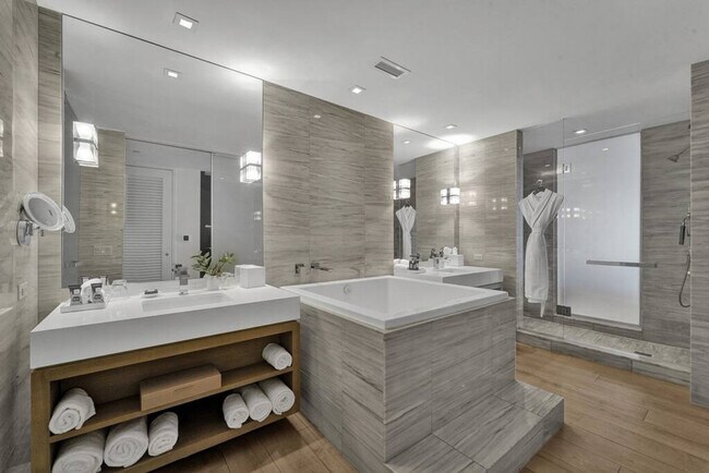 Building Photo - 2201 Collins Ave