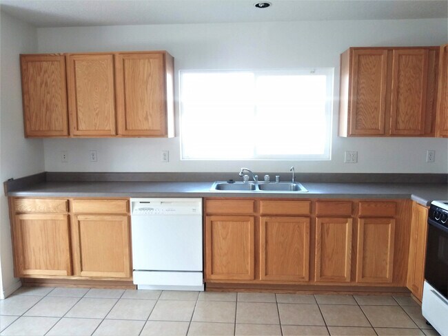 Building Photo - 3BR, 2.5BA, 2CG