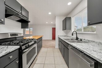 Building Photo - Charming 3BR, 1BA House with Private Backyard