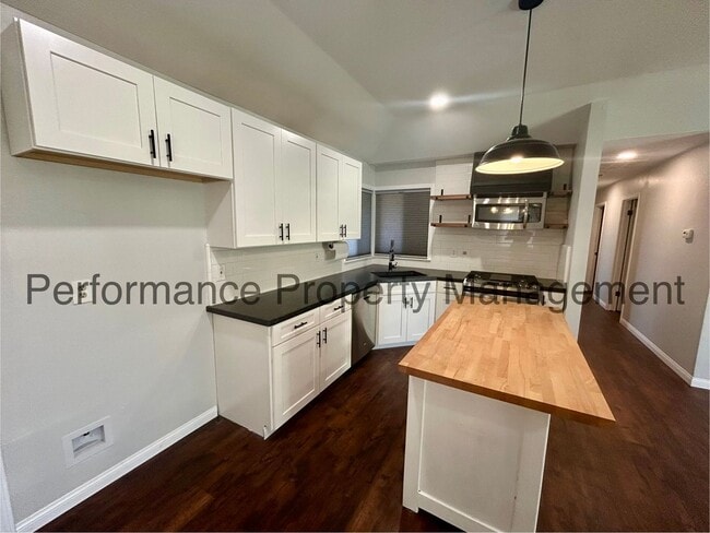 Building Photo - Charming 3 Bed/2 Bath NW Bakersfield Home w/ Solar, RBP & $0 Deposit Option