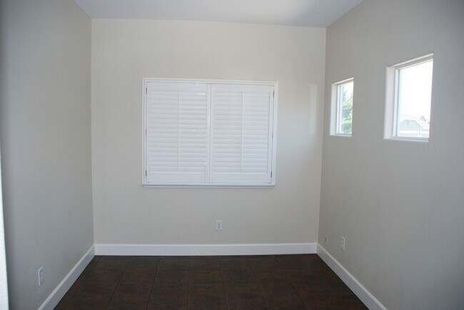 Building Photo - Newly Updated Single Story 4 BR + Office, 2.5 Bath and 3 Car