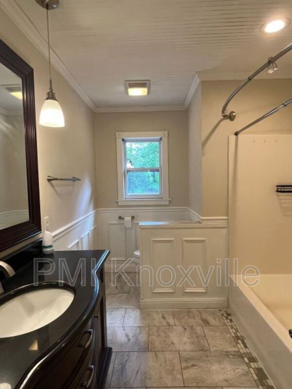 Building Photo - 612 W Meadecrest Dr