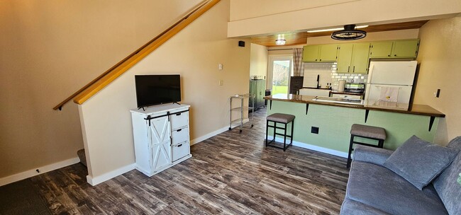 Building Photo - Fully Furnished, All Utilities Included, D...