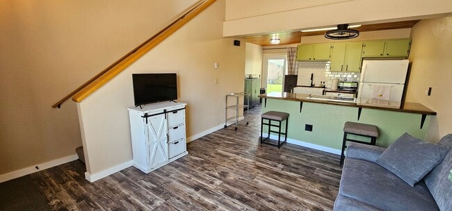 Building Photo - Fully Furnished, All Utilities Included, Dog Friendly 1 Bed 1 Bath Available Now!