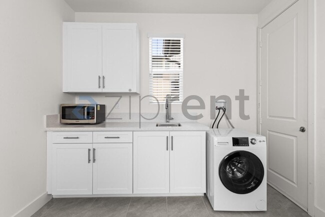 Building Photo - 2412 Paseo Archer