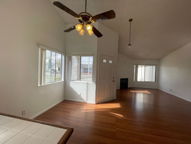 Building Photo - Charming Home in Hesperia- HOA Community- 3 Bedrooms, 2 Bathrooms, Community Park