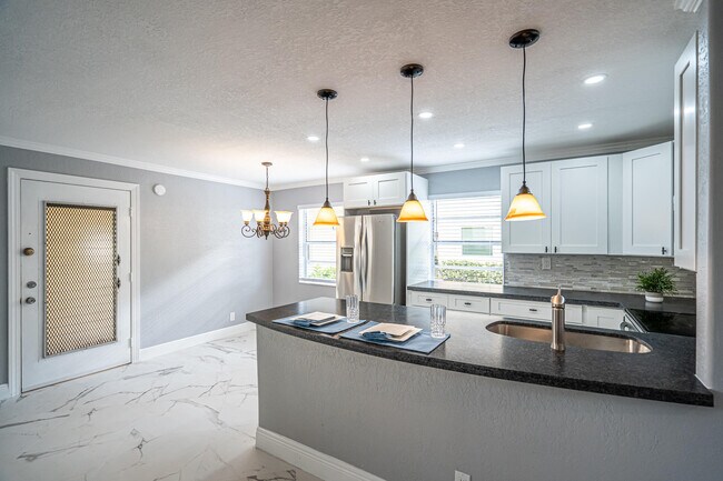 Building Photo - 244 Normandy Ln