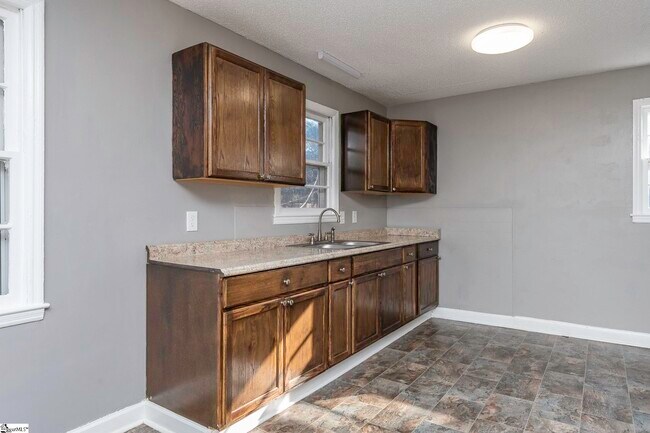 Building Photo - 142 Westover Dr