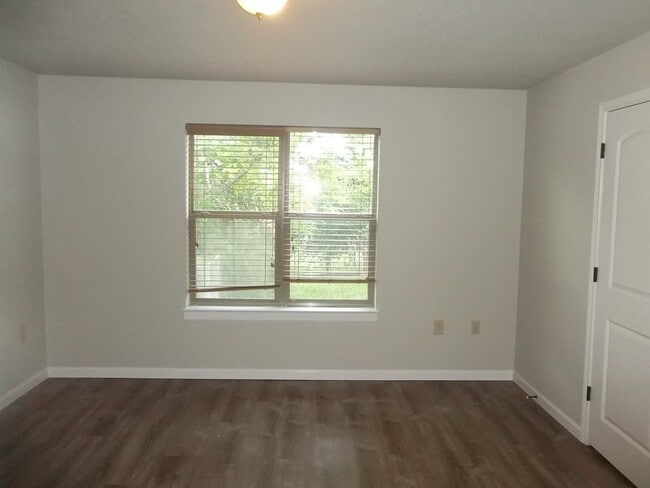 Building Photo - 210 Loma Vista Dr