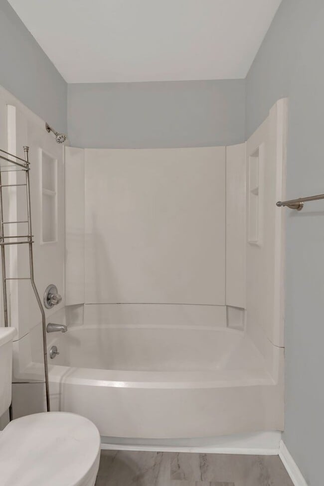 Building Photo - Walkable 2BR/2BA Condo Between Vanderbilt & Belmont + Modern Updates